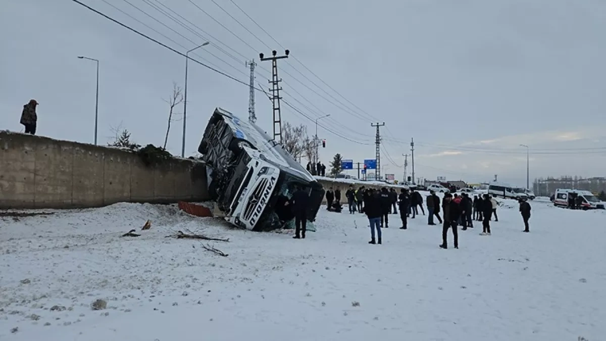 Bus crash in Türkiye’s Ağrı province injures 16 people photo