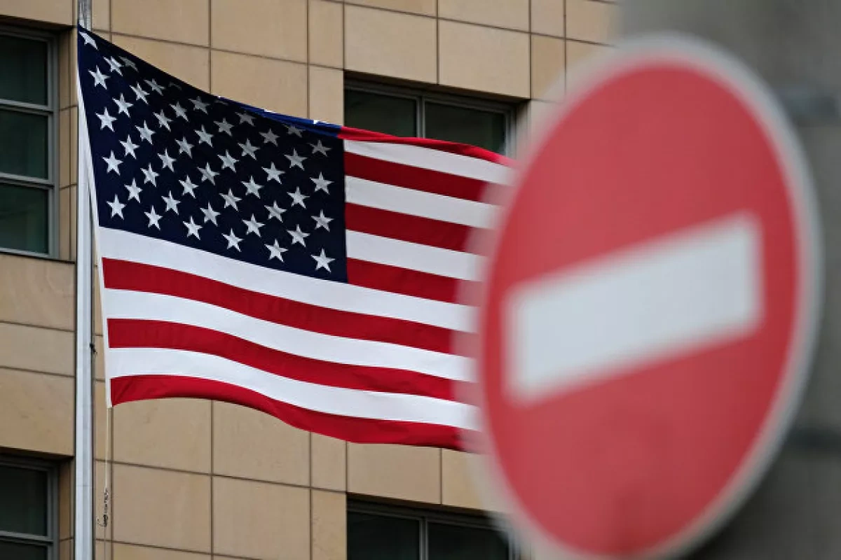 US threatens global banks with sanctions over Iran deals