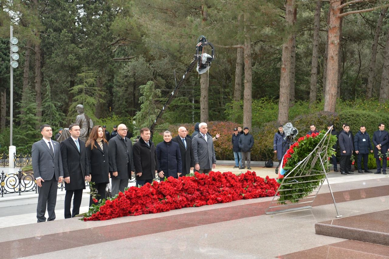 Azerbaijani Parliament staff commemorate National Leader Heydar Aliyev at Alley of Honor (PHOTO)