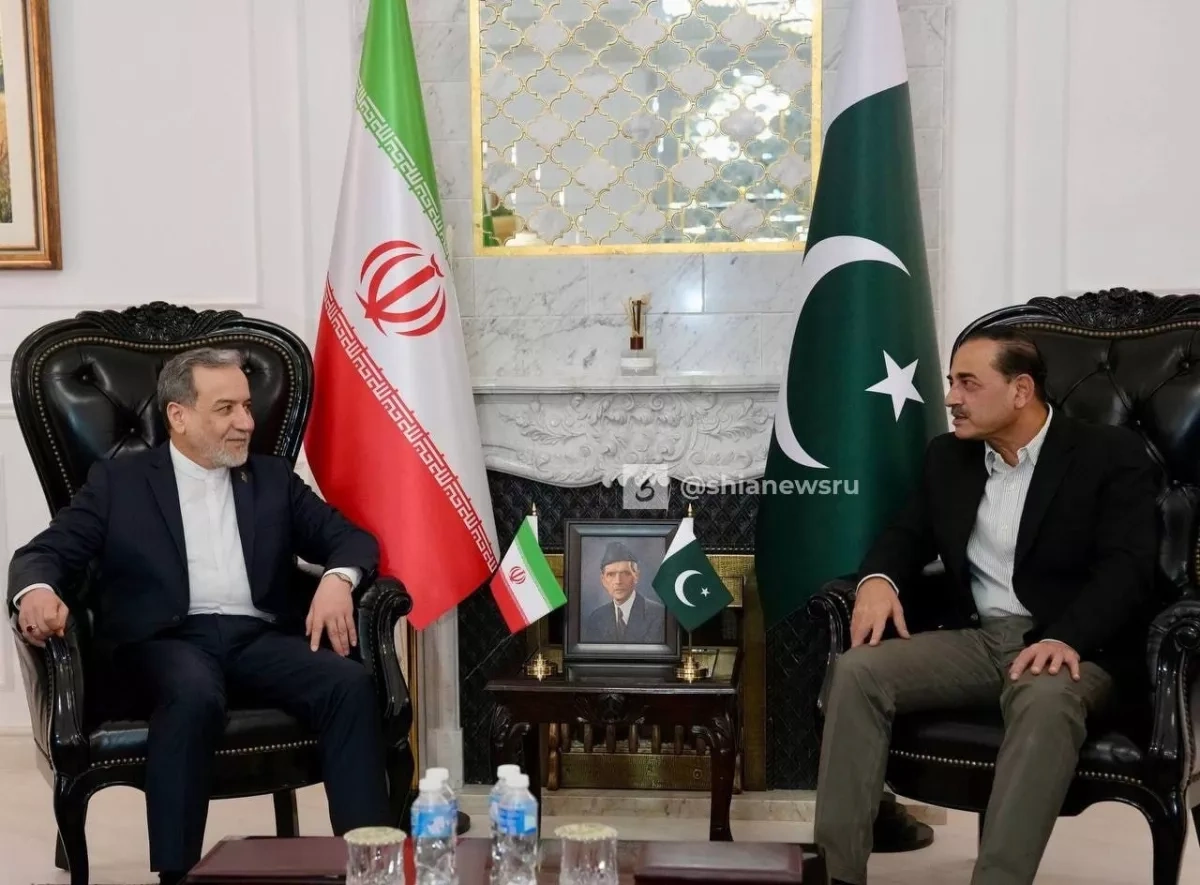 Iran’s top diplomat holds talks with Pakistan military chief PHOTO / VIDEO