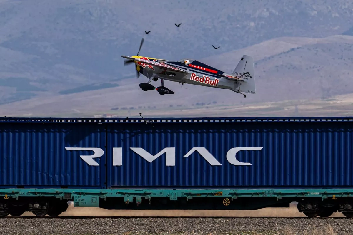 Italian daredevil lands plane on high-speed train in Türkiye PHOTO / VIDEO