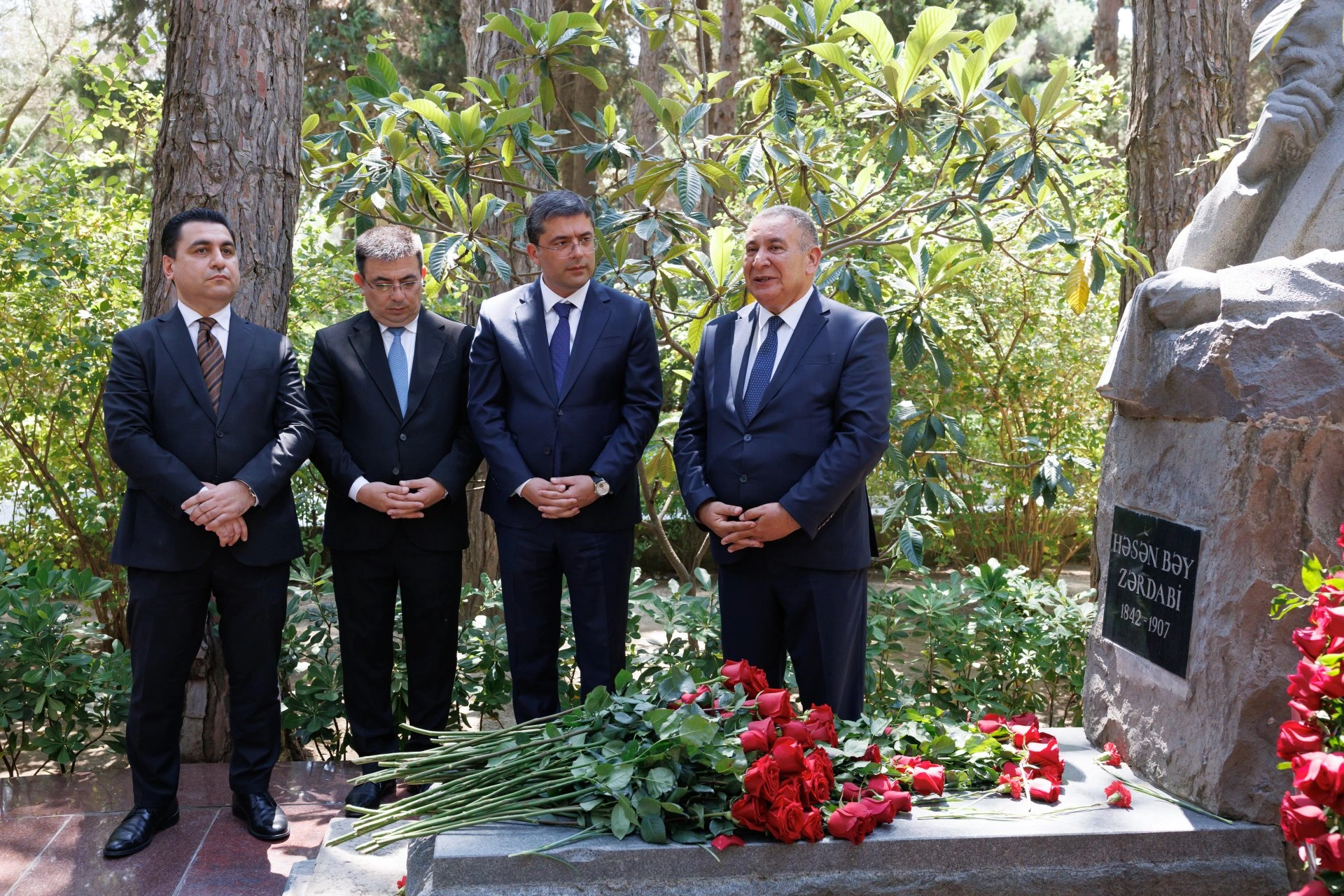 Azerbaijani media officials visit Alley of Honor to mark National Press Day (PHOTO)