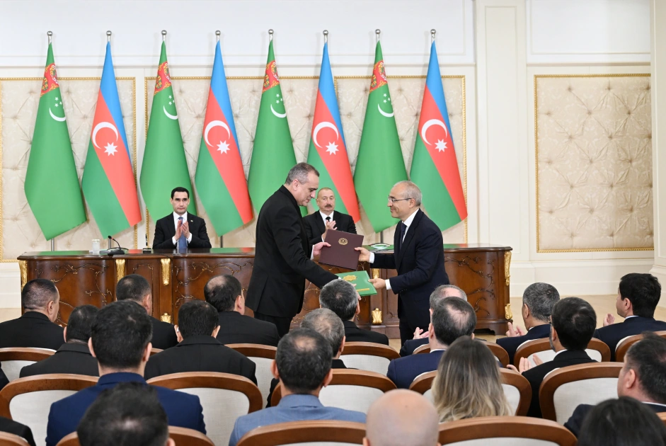 Azerbaijan and Turkmenistan exchange documents (PHOTO)
