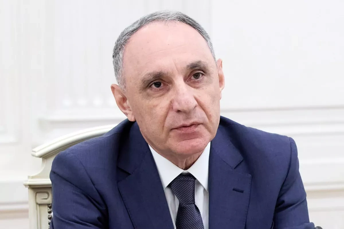 Azerbaijan’s prosecutor general presents Russian supreme court chairman with medal PHOTO