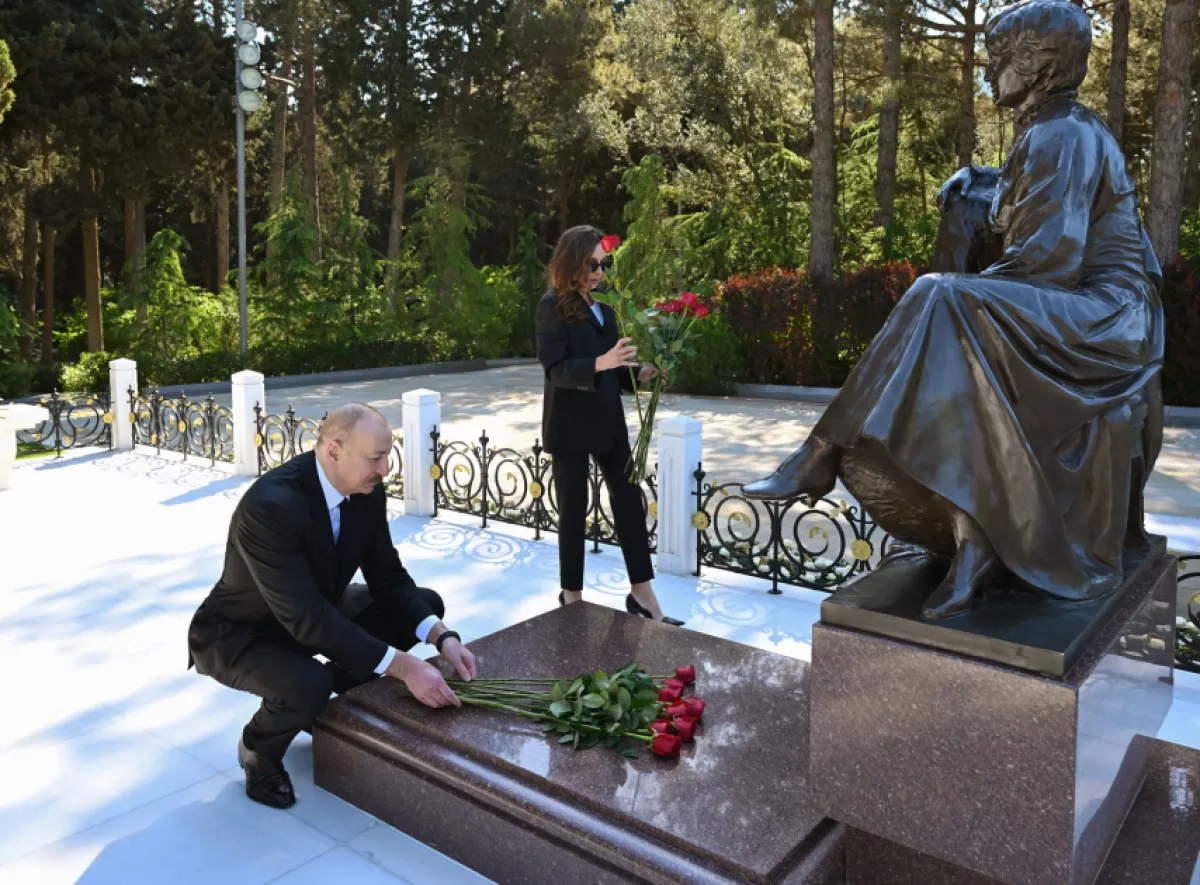 Azerbaijani president, first lady pay tribute to National Leader Heydar Aliyev Photo