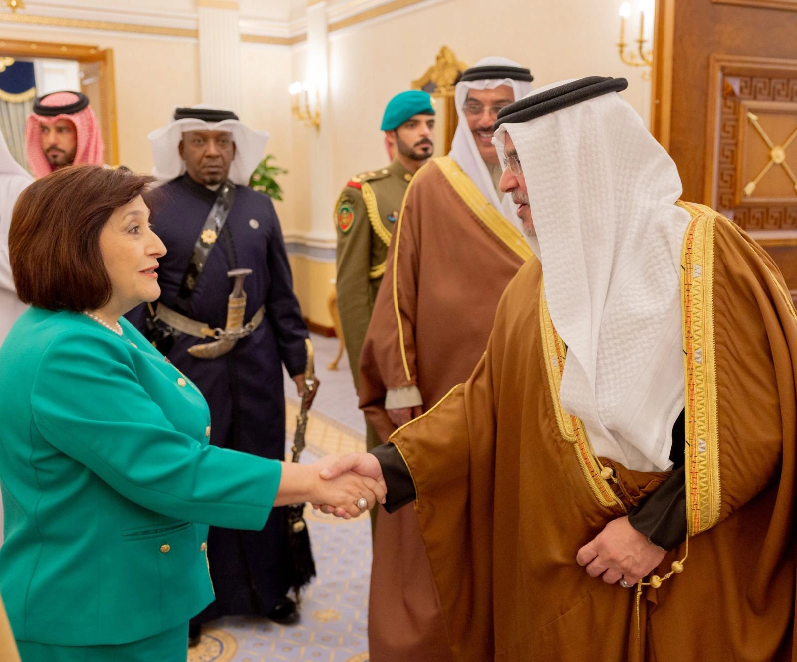Azerbaijani Parliament speaker meets with king of Bahrain (PHOTO)