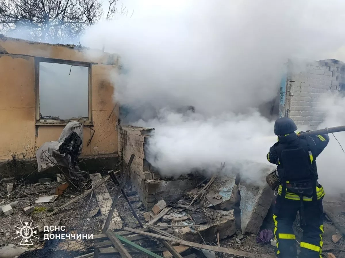 Ukraine's Donetsk endures intense shelling as civilians flee front lines PHOTO