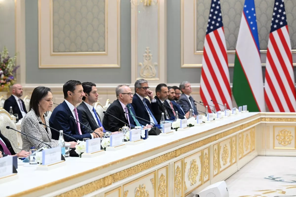 Uzbek leader holds high-level talks with US business leaders in Tashkent PHOTO