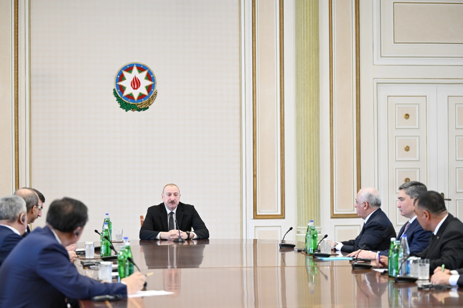 President Ilham Aliyev receives participants of meeting of heads of government of member states of Organization of Turkic States (PHOTO)