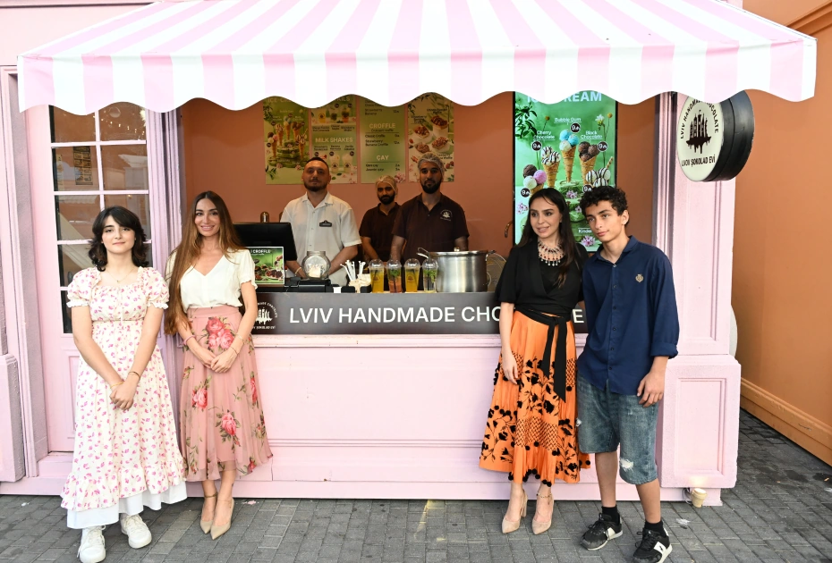 Leyla Aliyeva and Arzu Aliyeva visit "CandyFest" summer festival and watch "Magic Pearl" water circus show (PHOTO)