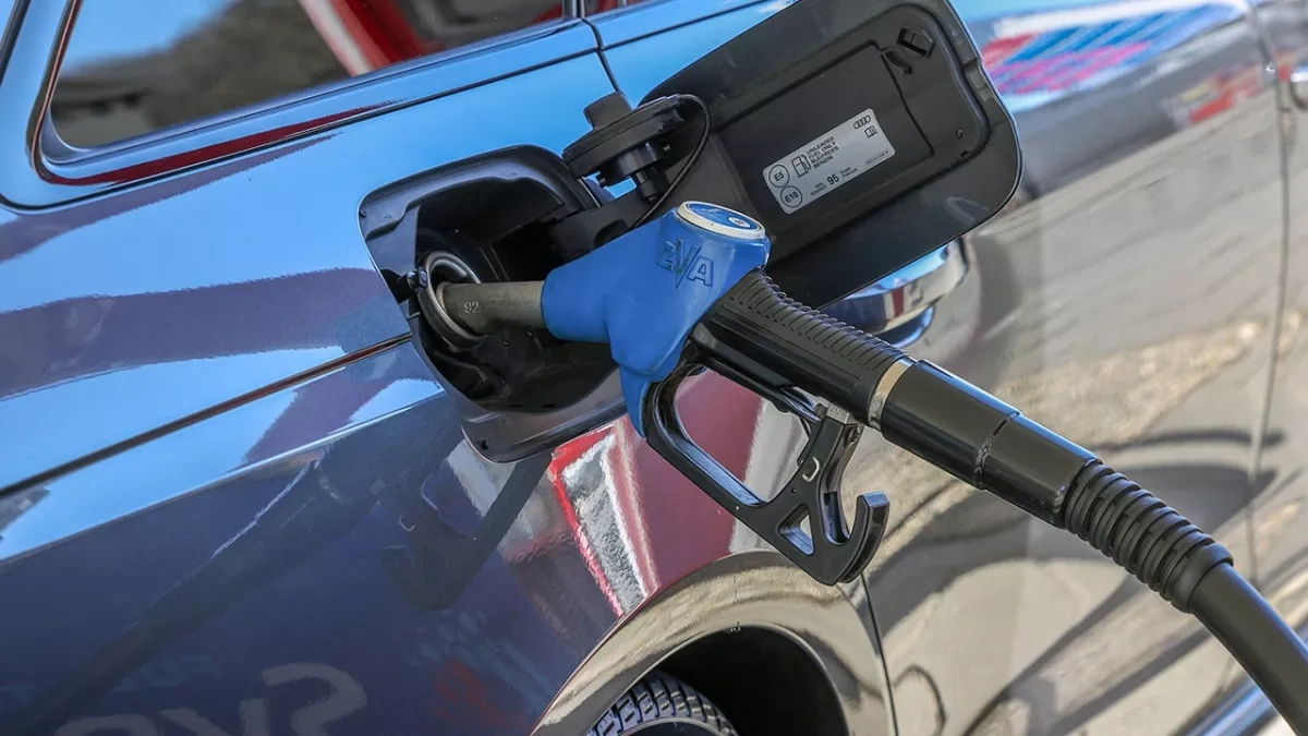 France eyes subsidy revival for drivers as energy crisis deepens