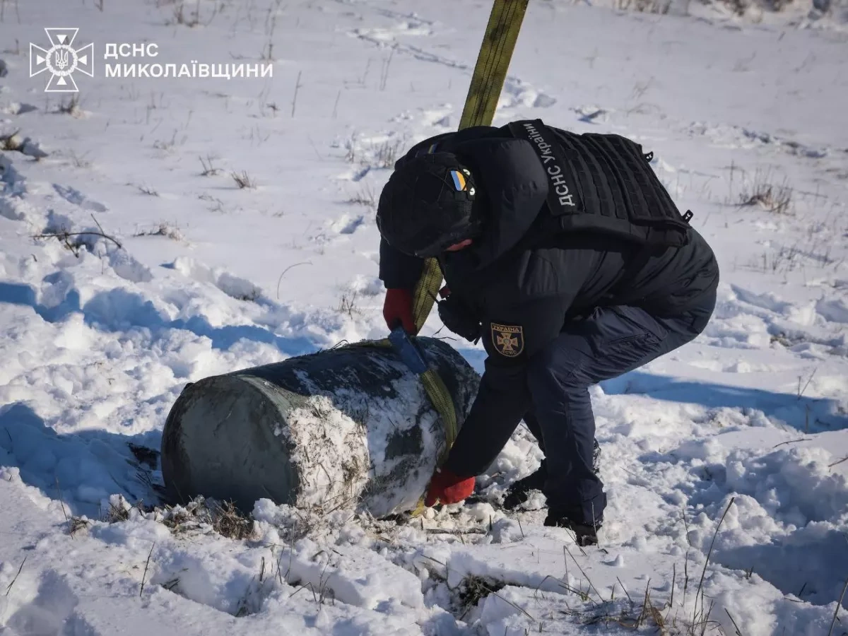 Ukrainian engineers neutralise remains of Russian cruise missile in Mykolaiv PHOTO