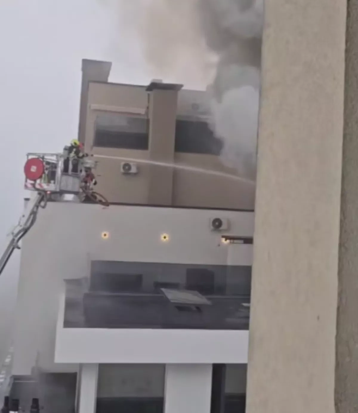 Fire erupts in high-rise residential building in Chisinau
 PHOTO/VIDEO
