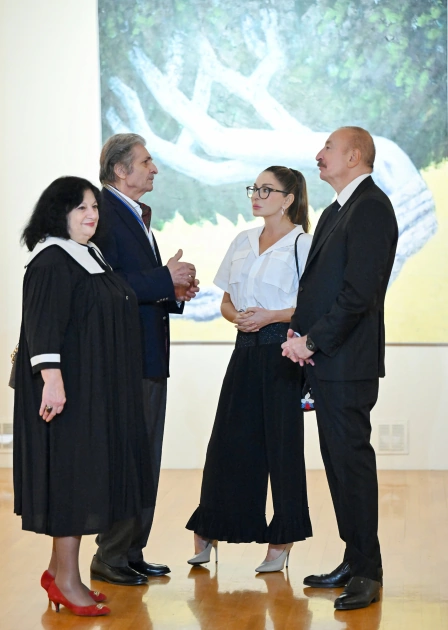 President Ilham Aliyev, First Lady Mehriban Aliyeva, and family members view retrospective exhibition titled “My Absheron: Plus”