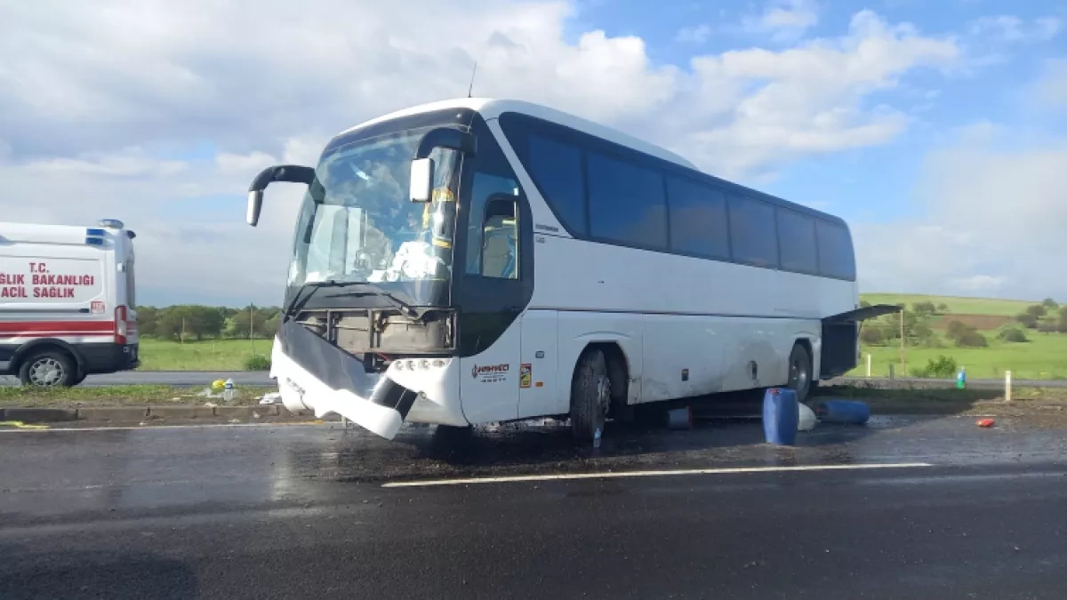 Tourist bus crash in Türkiye leaves more than 15 injured PHOTO