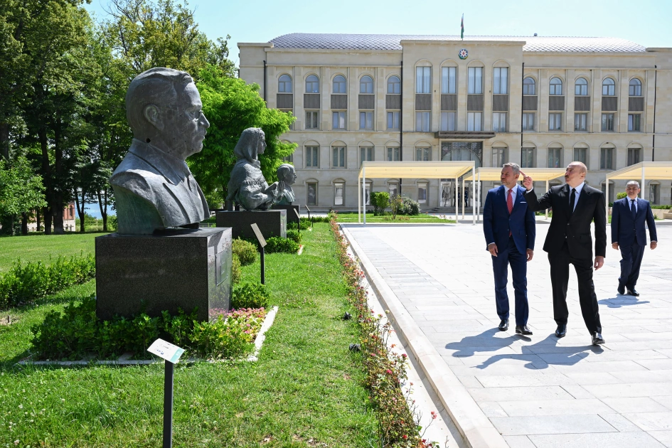 President Ilham Aliyev and President of Slovakia view bullet-riddled busts of Azerbaijan’s prominent figures in Shusha (PHOTO)