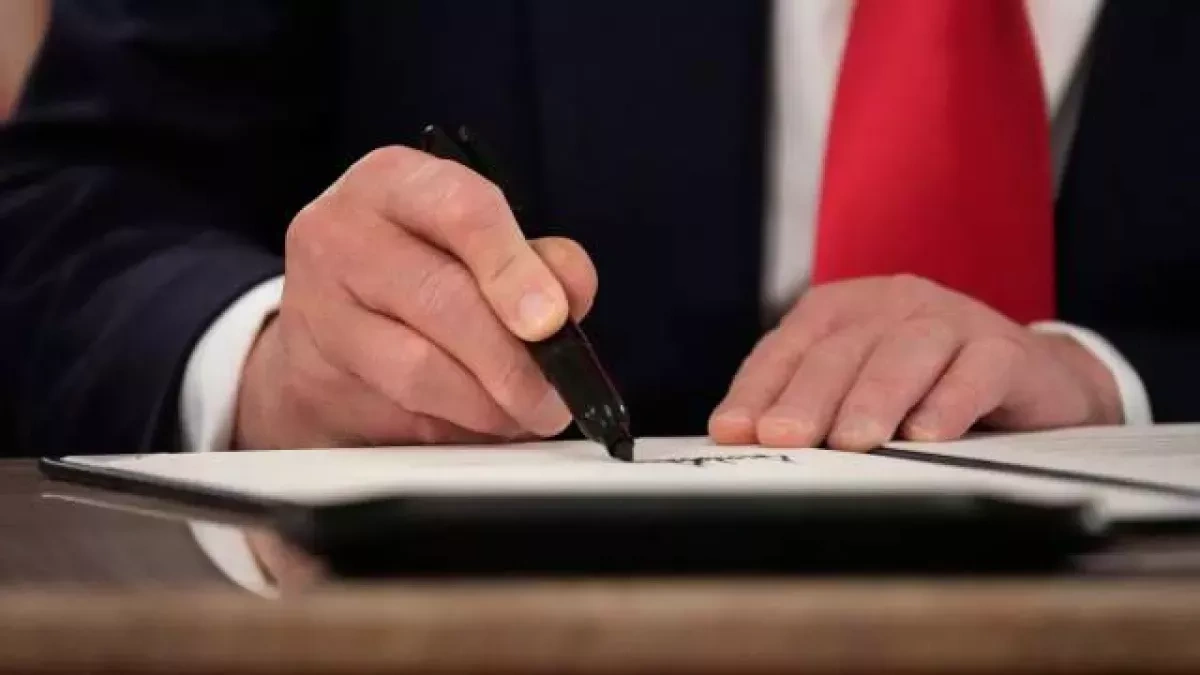 Trump signs executive order allowing tariffs on countries trading with Iran