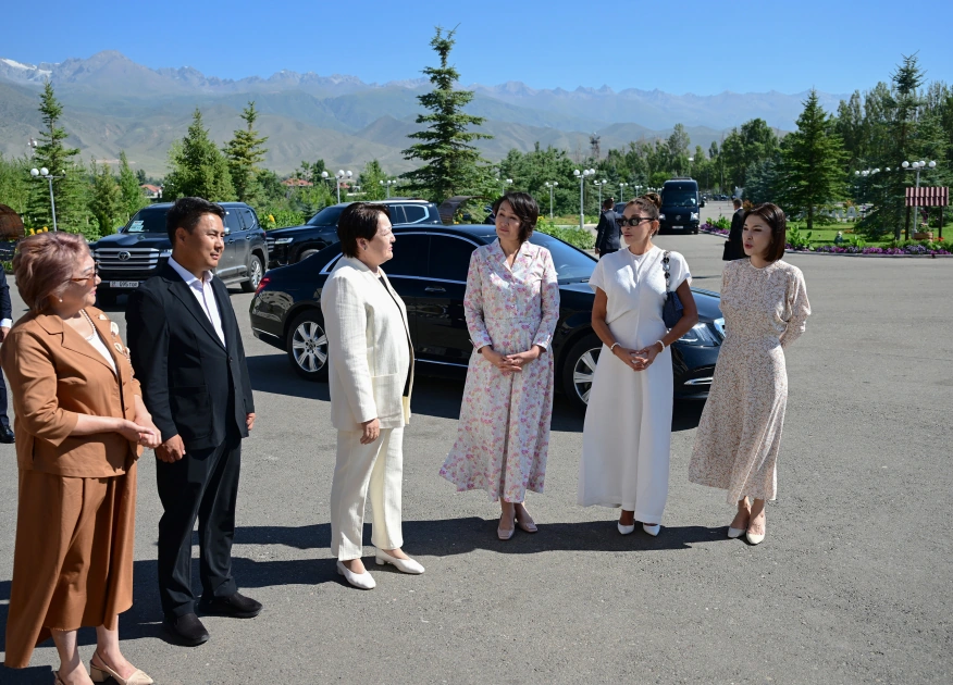First Lady Mehriban Aliyeva visits “Altyn Balalyk” Health and Rehabilitation Center in Cholpon-Ata (PHOTO/VIDEO)