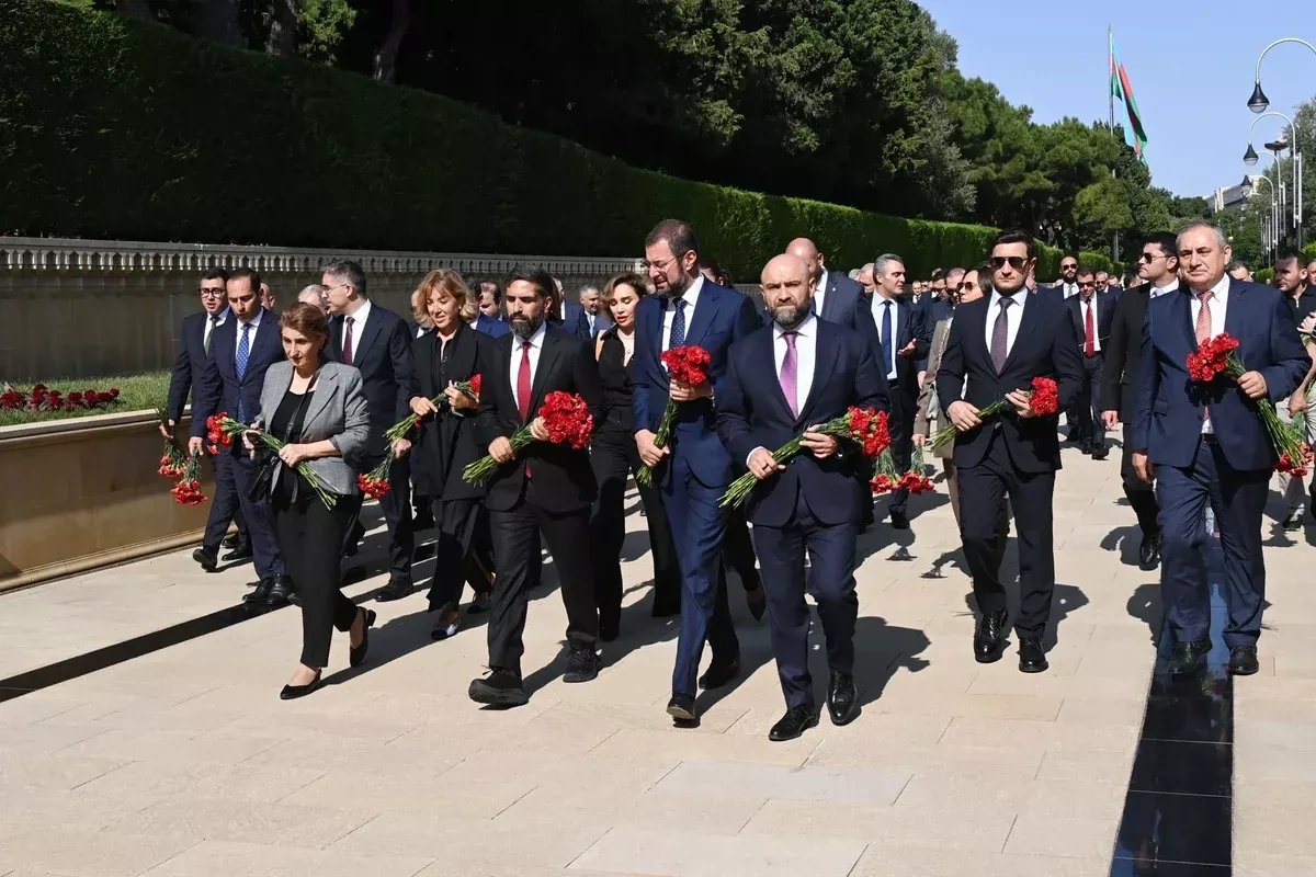 SOCAR employees honour national leaders, martyrs on Oil Workers’ Day PHOTO