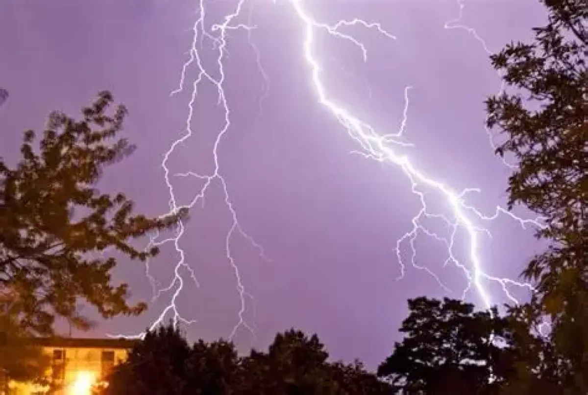 Media: German town left split in two after lightning strike