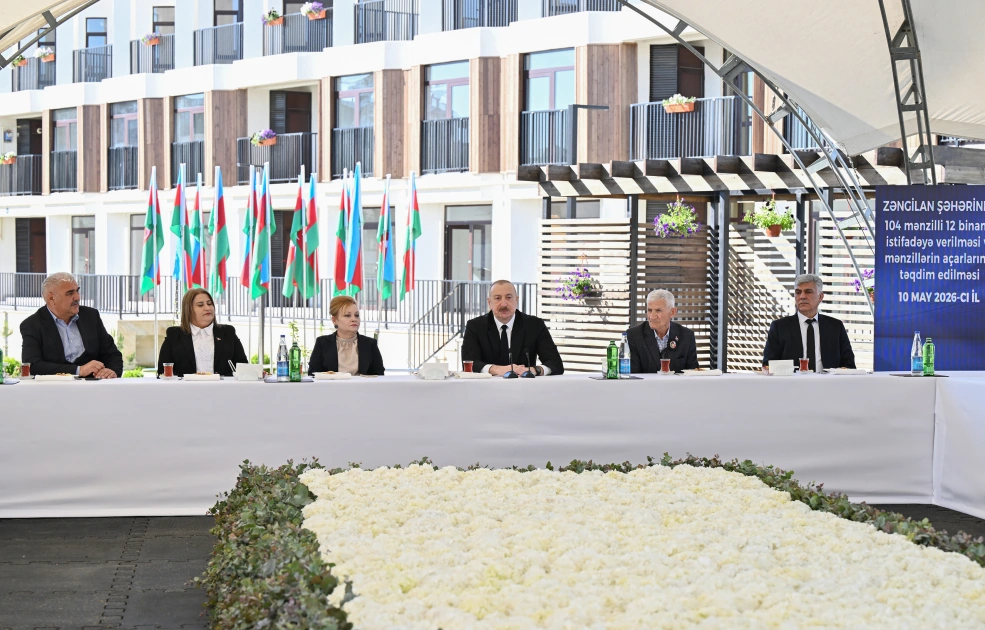 President Ilham Aliyev meets with families moving to first residential complex in Zangilan city (PHOTO)