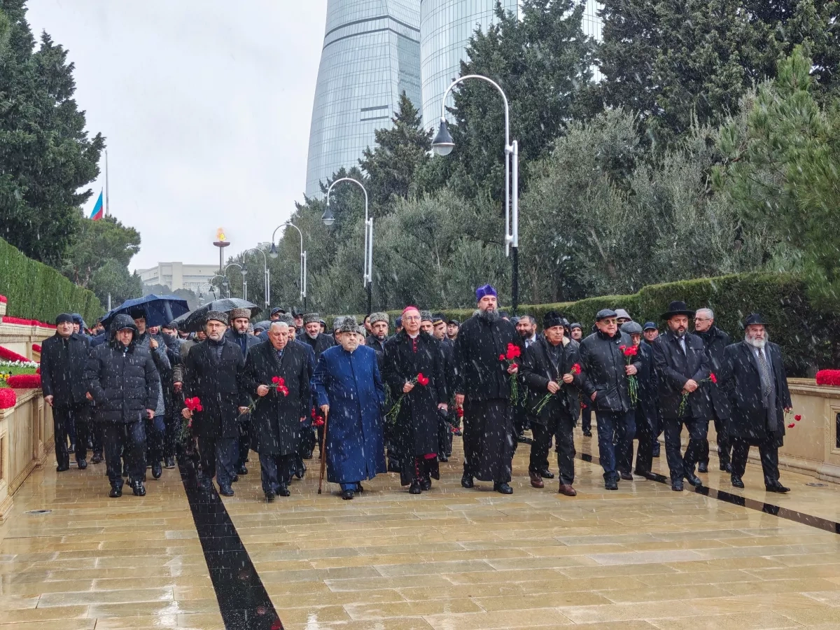 Orthodox clergy lay flowers at Alley of Martyrs for January 20 victims