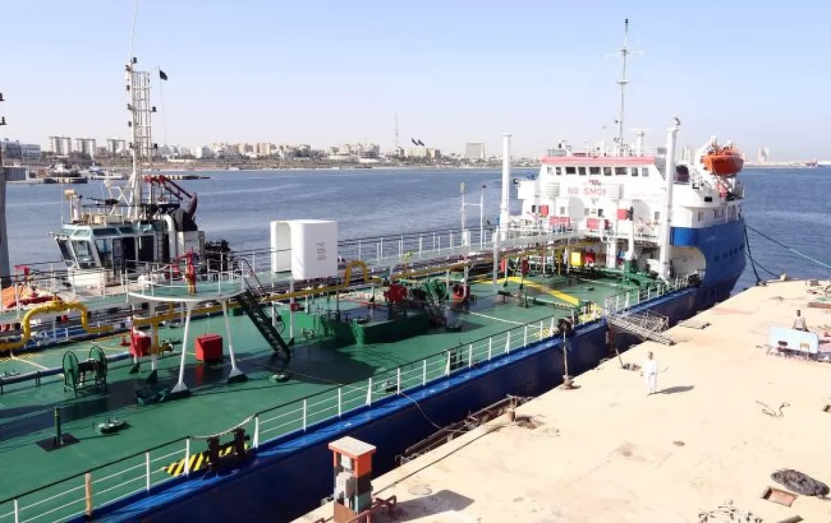 Sanctions, stranded tankers push Russian oil to record low