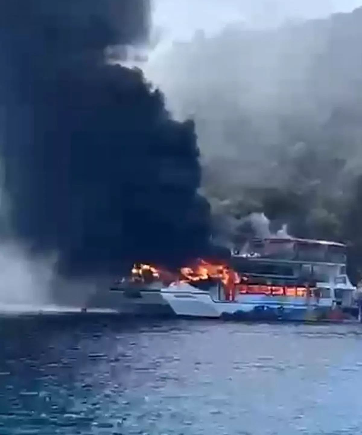 Tourist boat catches fire off Türkiye’s Fethiye with 115 people on board VIDEO / PHOTO