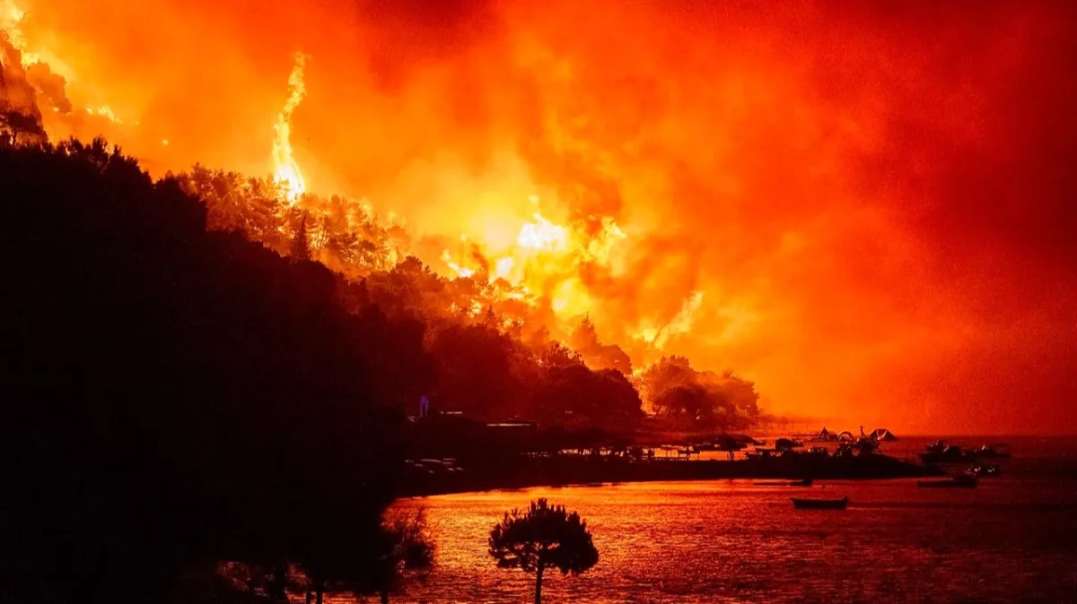 Flames force mass sea evacuation on Croatia’s Brač Island