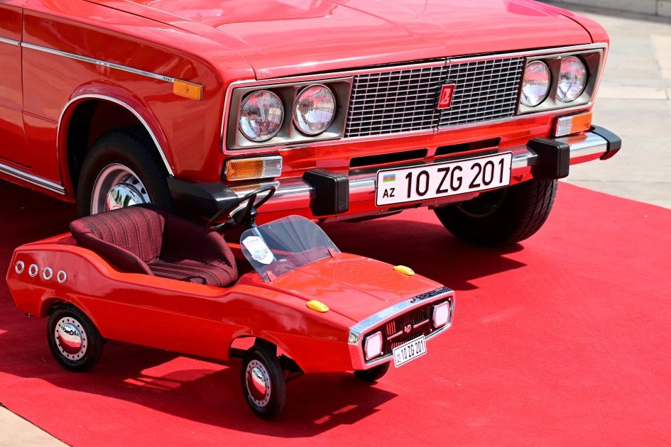 Vice-President of Heydar Aliyev Foundation Leyla Aliyeva and Arzu Aliyeva watch classic car parade and exhibition (PHOTO)