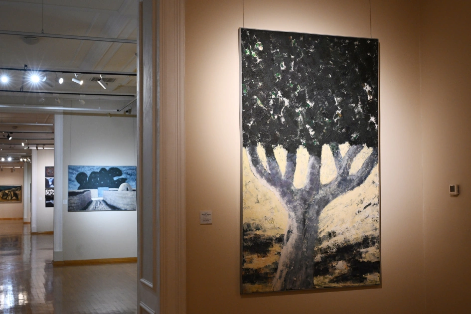 President Ilham Aliyev, First Lady Mehriban Aliyeva, and family members view retrospective exhibition titled “My Absheron: Plus”