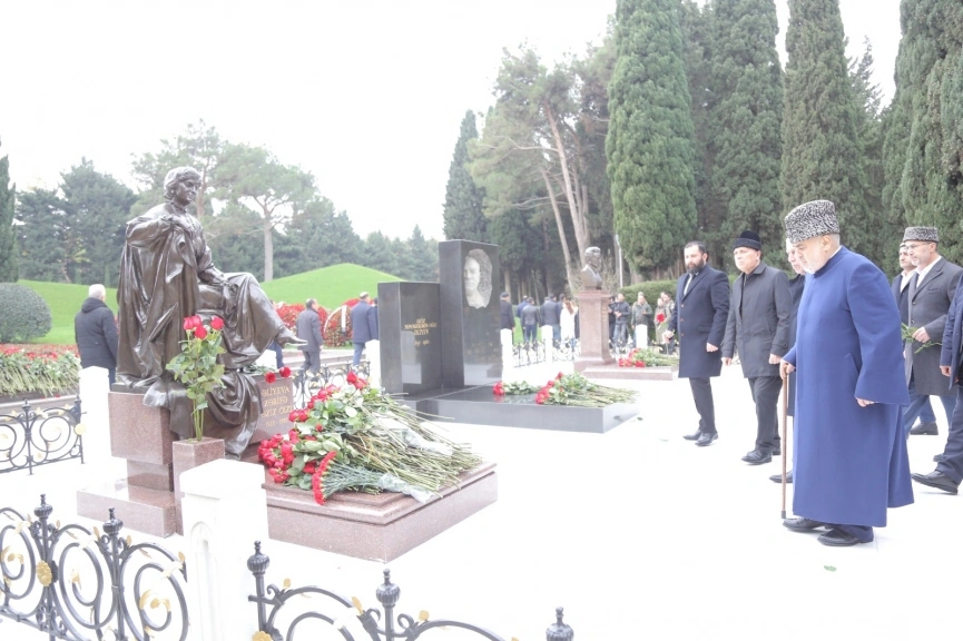 Leaders of faiths in Azerbaijan visit tomb of National Leader Heydar Aliyev (PHOTO)