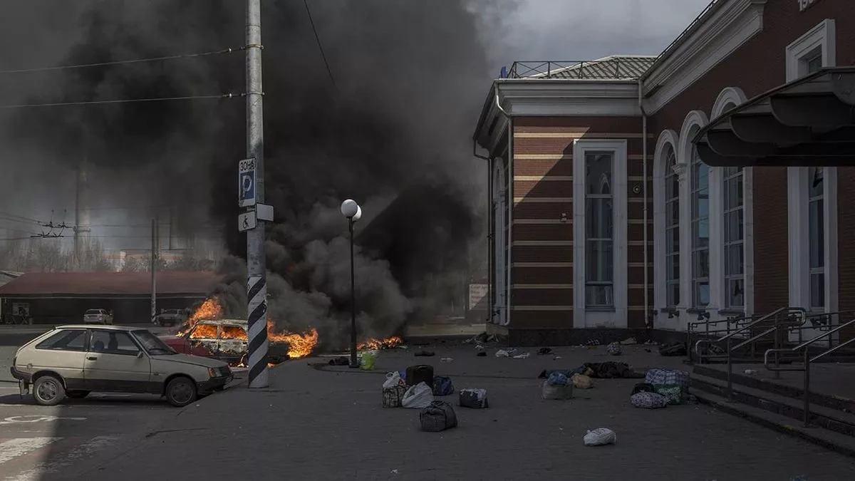Media: Russian forces strike main railway station in Kryvyi Rih VIDEO