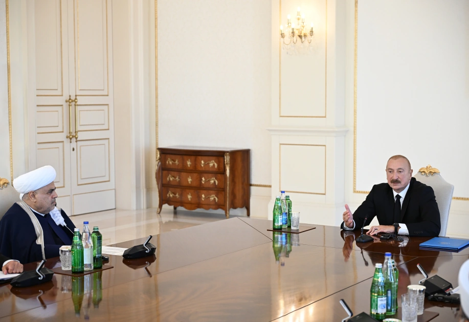 President Ilham Aliyev receives participants of international conferences held in Baku (PHOTO)