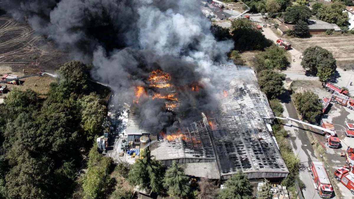 Logistics warehouse catches fire in Istanbul’s Tuzla district PHOTO