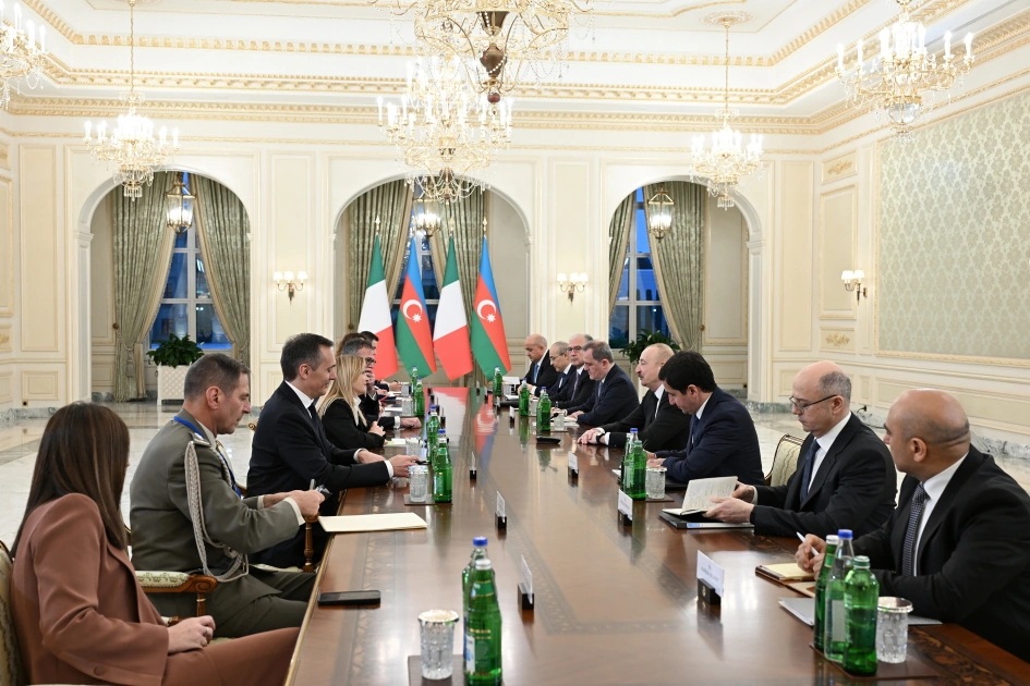 President Ilham Aliyev holds expanded meeting with President of Italian Council of Ministers (PHOTO)