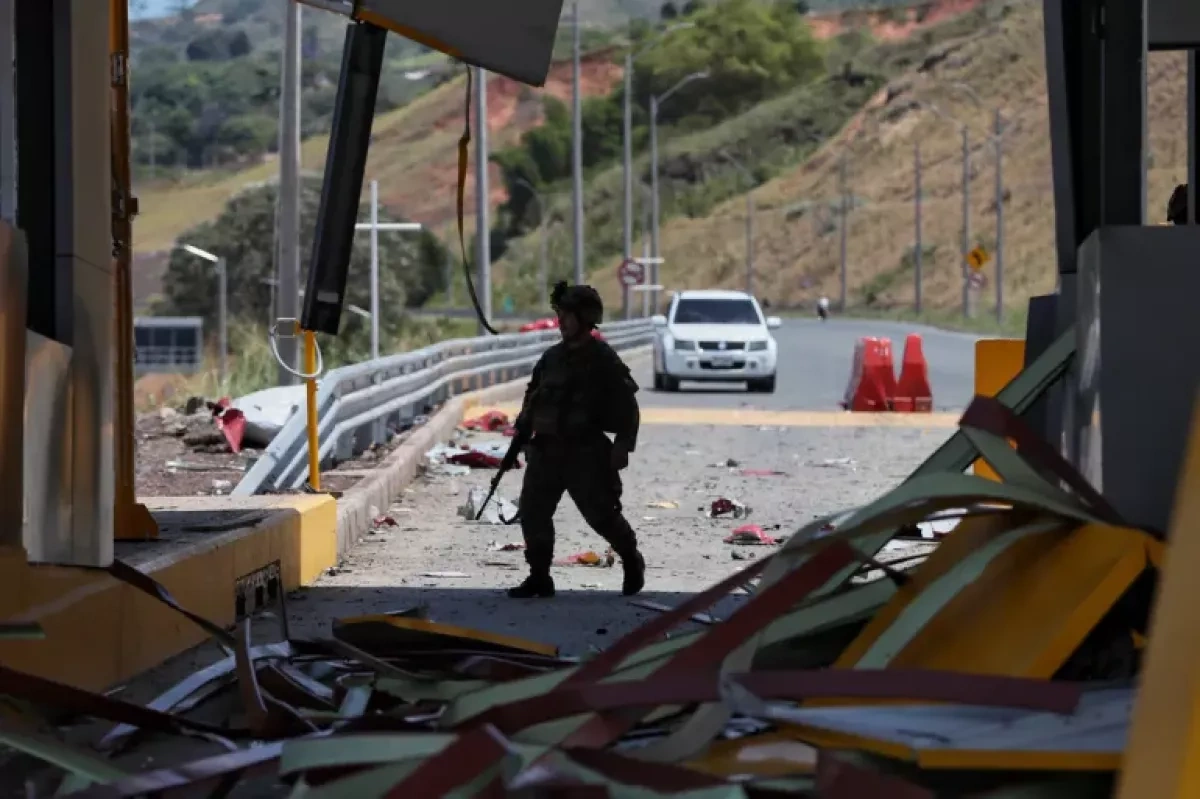 Colombian rebels express frustration with new president by detonating car bomb