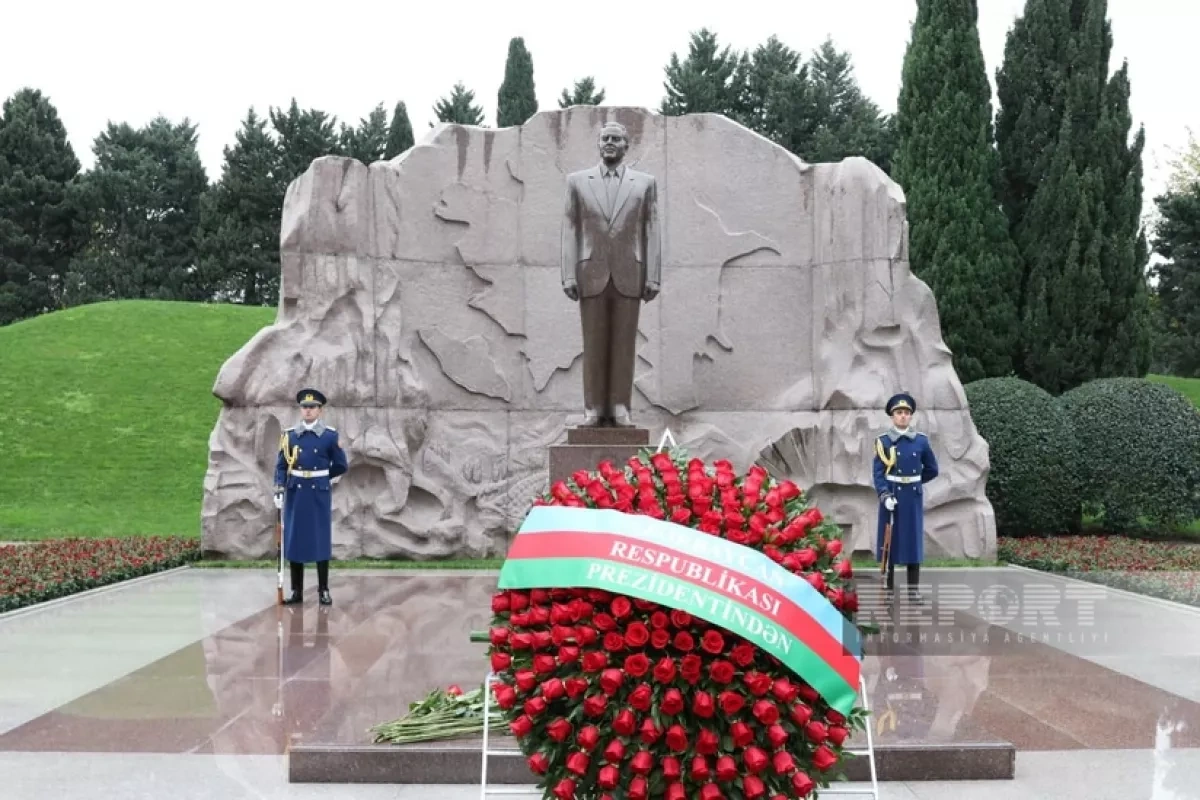 Azerbaijani officials pay tribute to Heydar Aliyev on 22nd anniversary of his death PHOTO