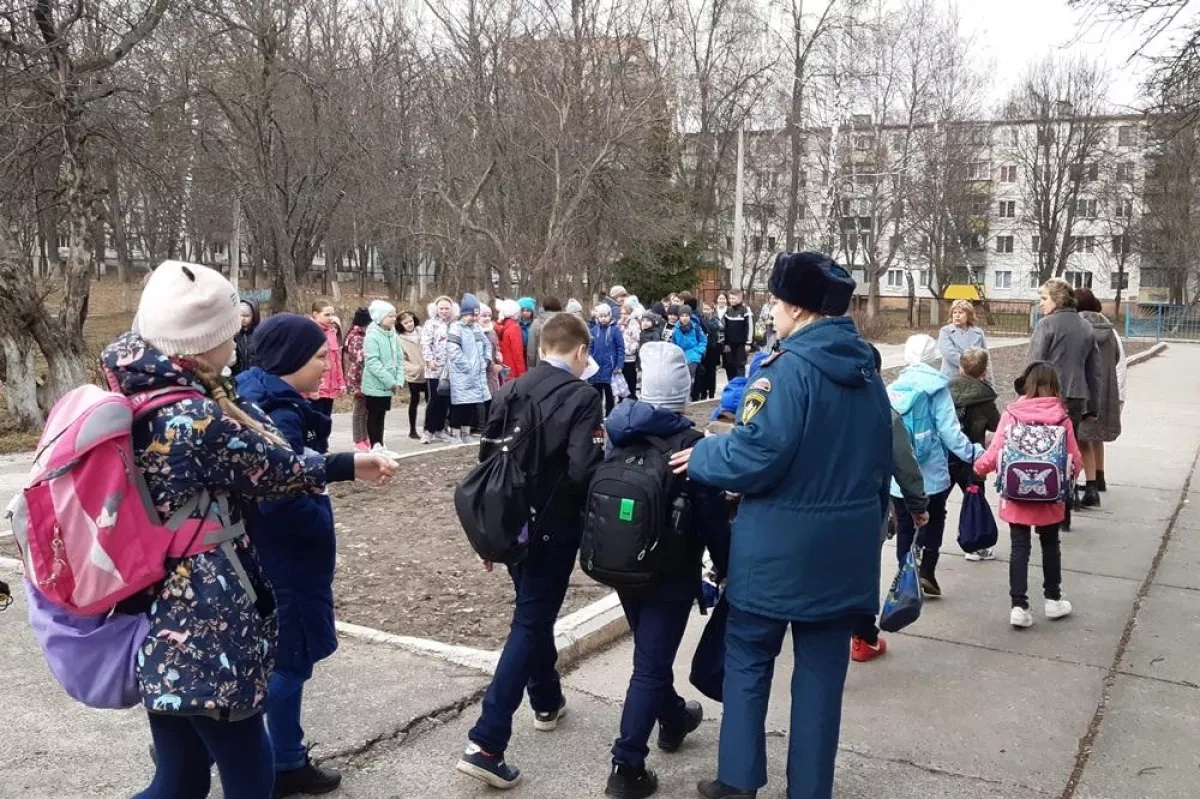 Russian authorities evacuate schools in two regions following threat reports video