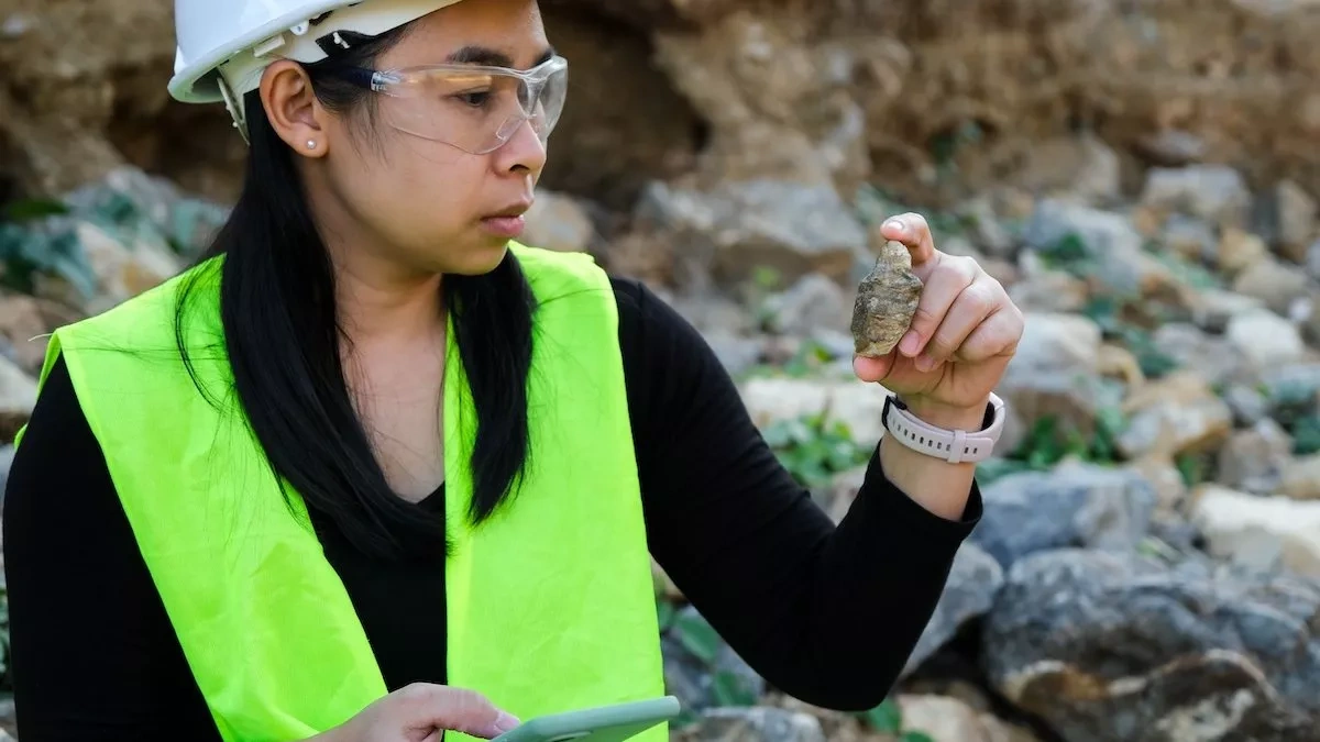 China’s geological scientists discover new mineral with potential for advanced materials