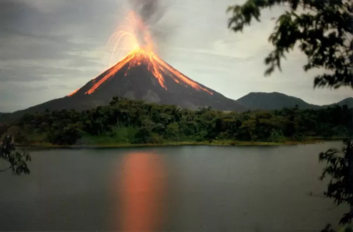 Scientists discover volcano cloud destroyed methane for days after blast