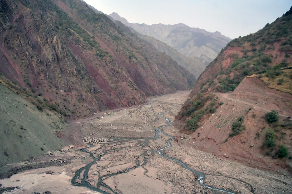 Tajikistan deploys self-propelled equipment at Rogun HPP