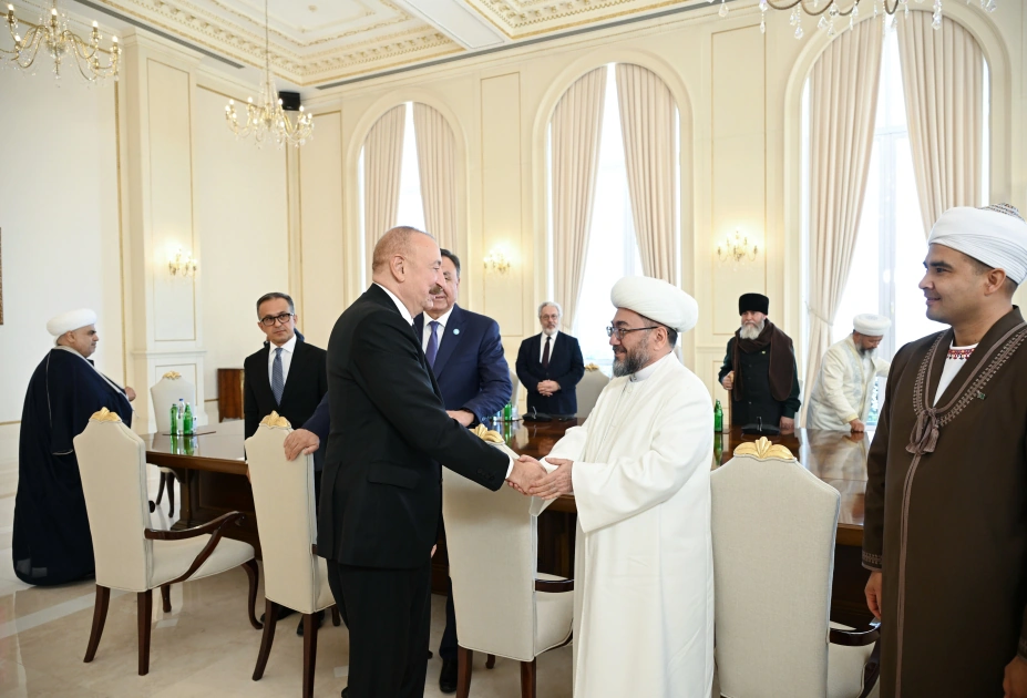 President Ilham Aliyev receives participants of international conferences held in Baku (PHOTO)