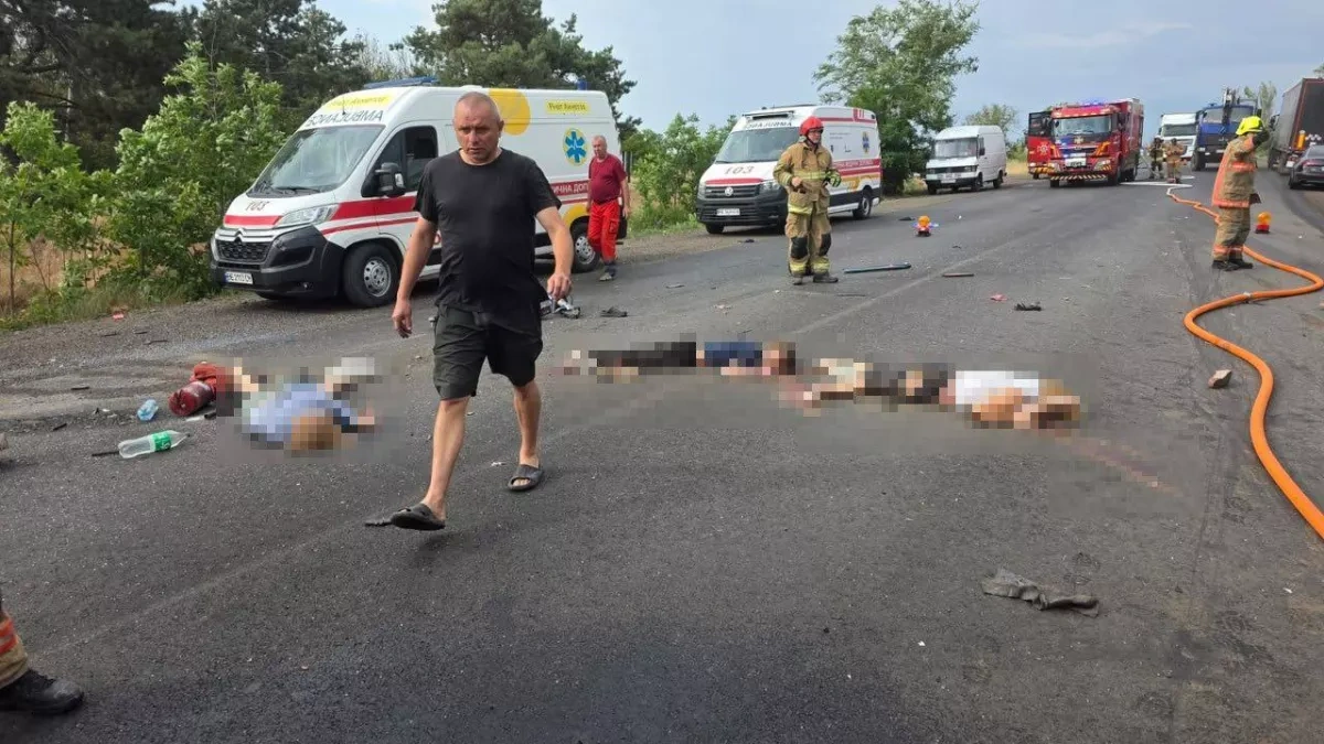 Zelenskyy: Twelve killed in deadly crash in southern Ukraine PHOTO