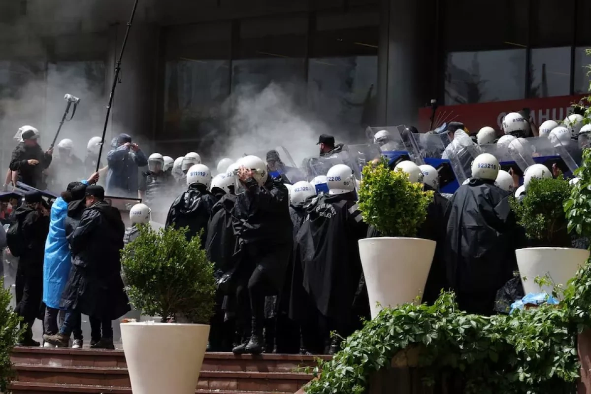 Reuters: Turkish police storm opposition party headquarters in Ankara PHOTO