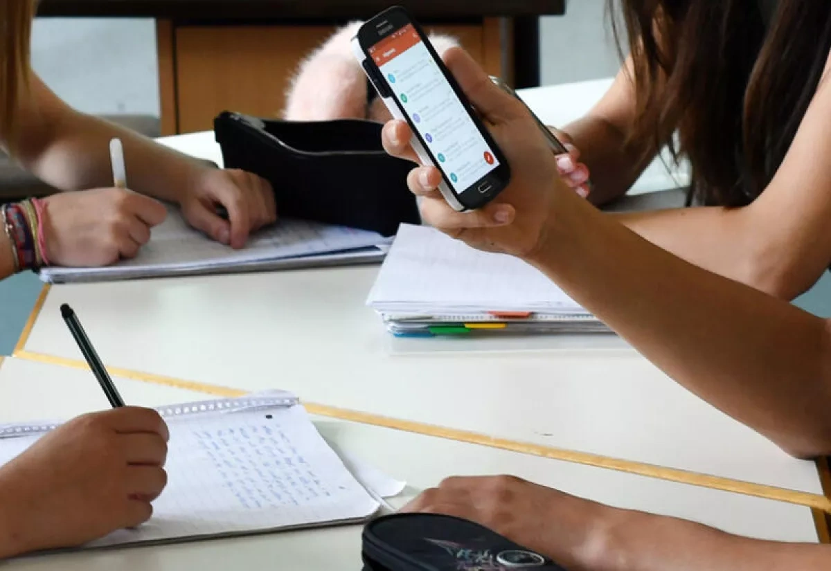 France bans mobile phones in upper secondary schools