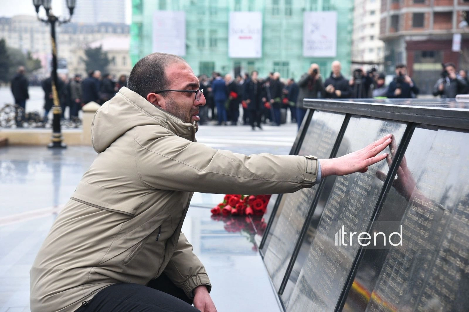 Azerbaijani people visit "Mother's Cry" monument on 34th anniversary of Khojaly genocide (PHOTO)