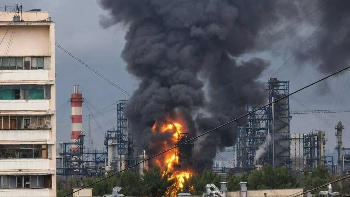 ASTRA: Fire breaks out near key Moscow oil refinery PHOTO/VIDEO
