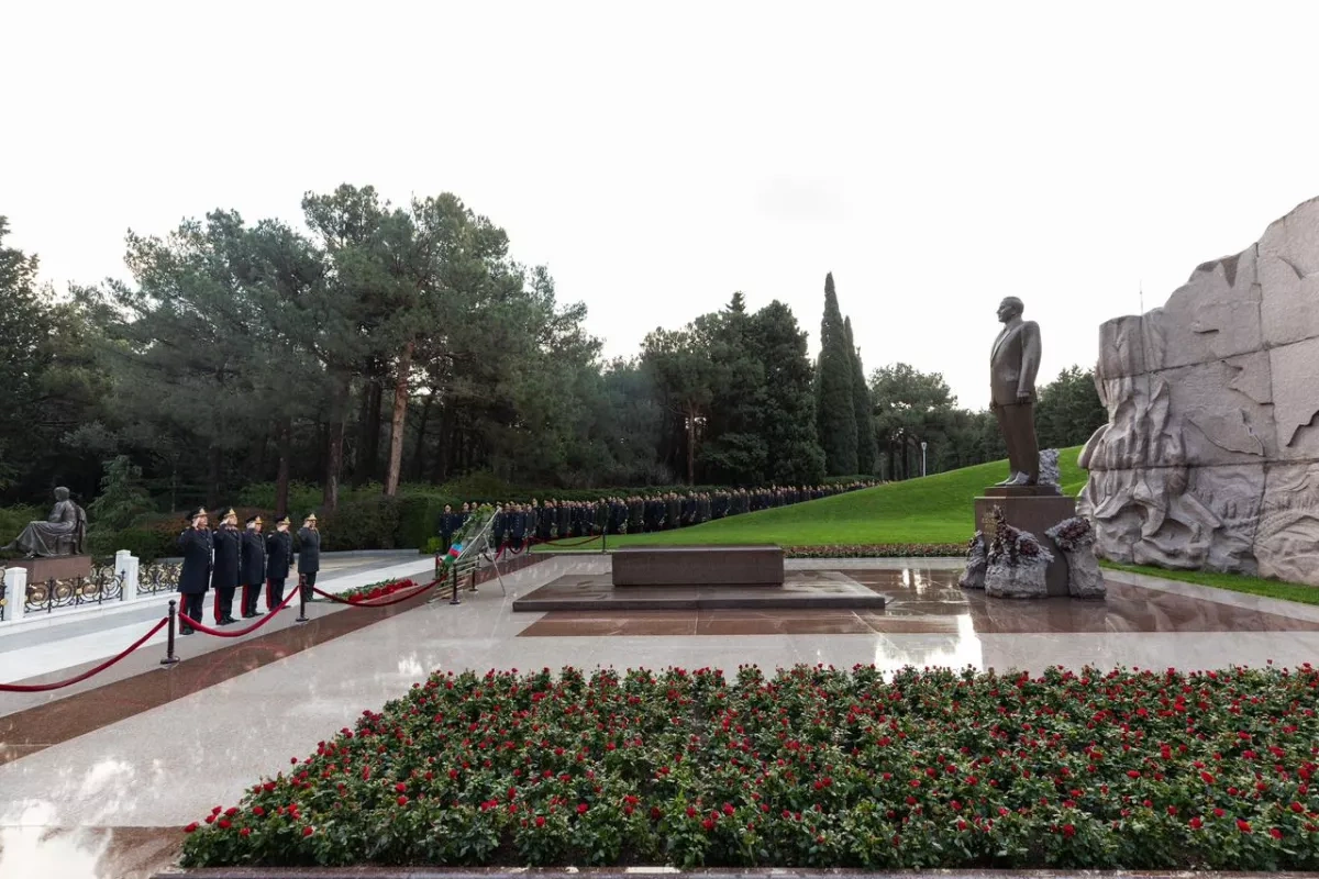 Azerbaijani defence, internal officials pay tribute to National Leader Heydar Aliyev PHOTO/VIDEO