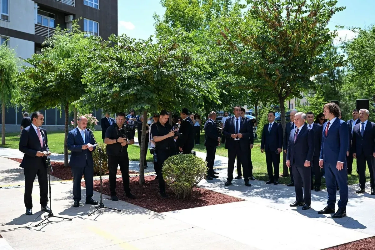 Uzbek president, Georgian PM attend unveiling of Alisher Navoi monument PHOTO